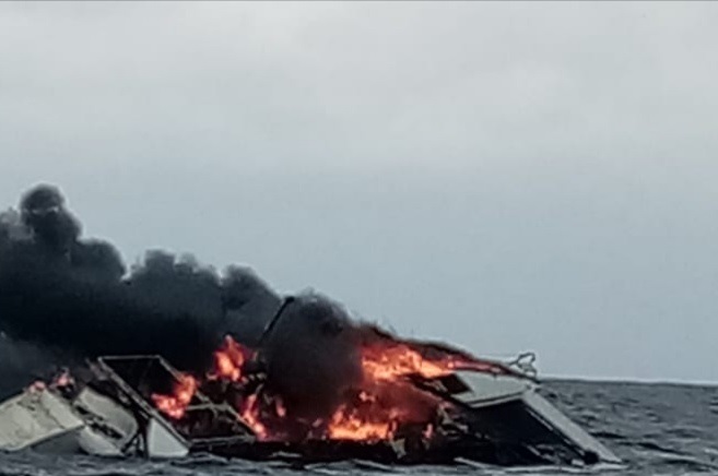 El velero estaba totalmente incendiado en medio del mar. Foto: Diomedes Sánchez 