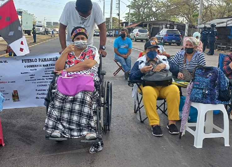 Los pacientes cerraron la Panamericana el martes, desde tempranas horas de la mañana, a la altura de Divisa. Foto: Thays Domínguez