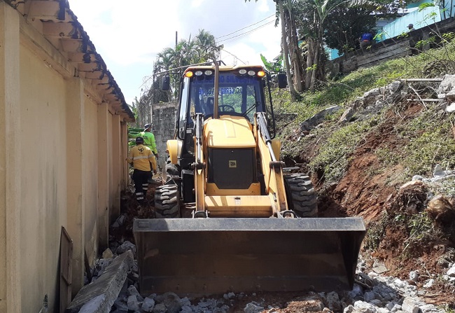 Personal del Municipio de Arraiján utilizó maquinaria para retirar los escombros. Foto: Eric A. Montenegro