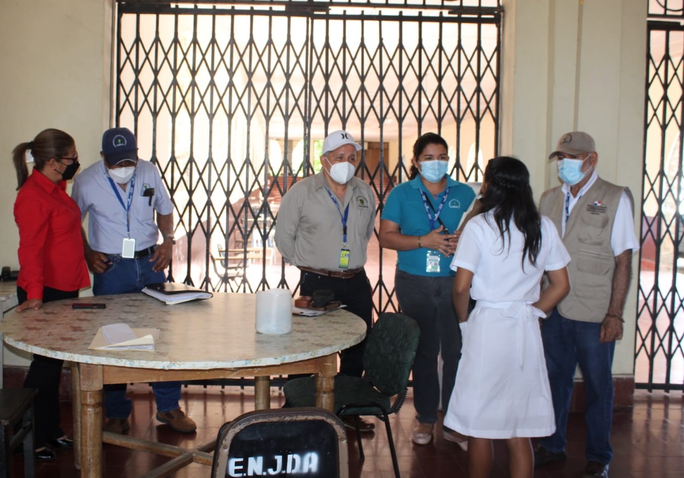 Funcionarios del Departamento de Epidemiología del Minsa se apersonaron a la escuela. Foto: Melquiades Vásquez 