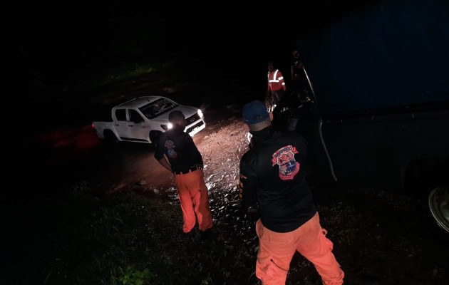 Se informó que las maniobras de recate del docente de unos 50 años que se encontraba en medio del río con su auto duró unas cuatro horas. 