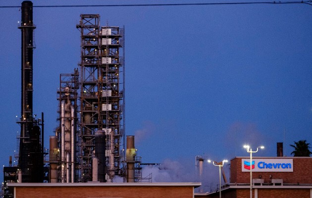 Los contratos de futuros del WTI para entrega en abril sumaron 7.94 dólares con respecto al cierre anterior. Foto: EFE