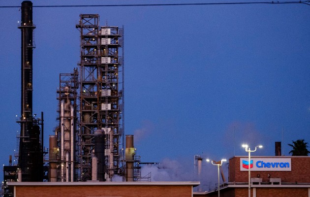  Los contratos de futuros del WTI para entrega en abril sumaron 7.94 dólares con respecto al cierre anterior. Foto: EFE