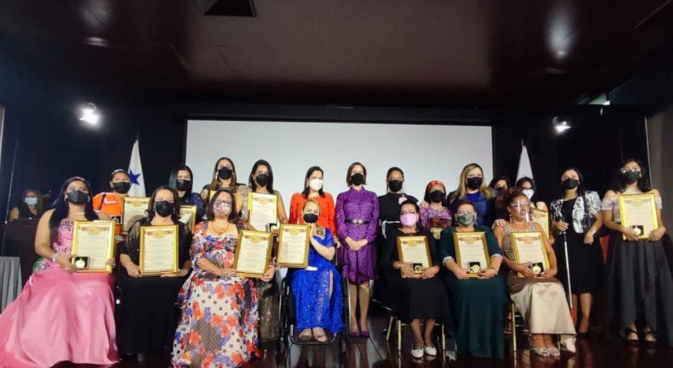 Anyelin junto a las otras 15 mujeres que fueron premiadas por el Inamu con la Condecoración Nacional Medalla 8 de Marzo. 