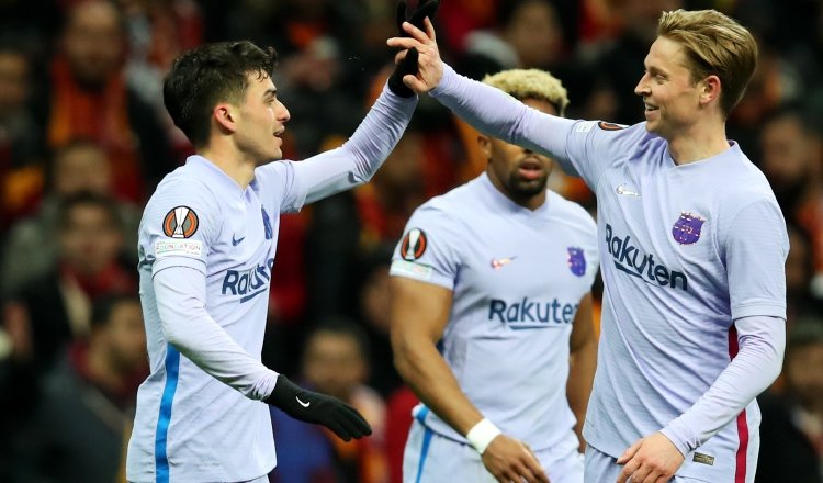 Pedri del Barcelona (izq.) celebra con Frenkie de Jong su gol contra el Galatasaray. Foto: EFE