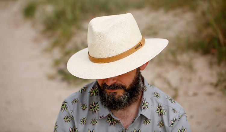 Sombrero Panamá de ala ancha adornado a su alrededor con cinta de cuero marrón. Foto: Pablo Latorre