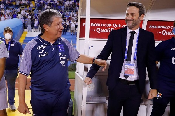 Hernán 'El Bolillo' Gómez técnico de Honduras y Thomas Christiansen estratega de Panamá. Foto:EFE