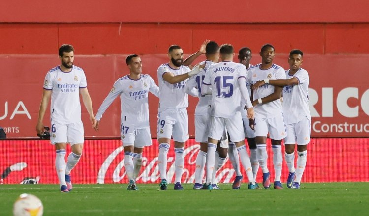 Real Madrid enfrenta al Barcelona en el clásico de España. Foto:EFE