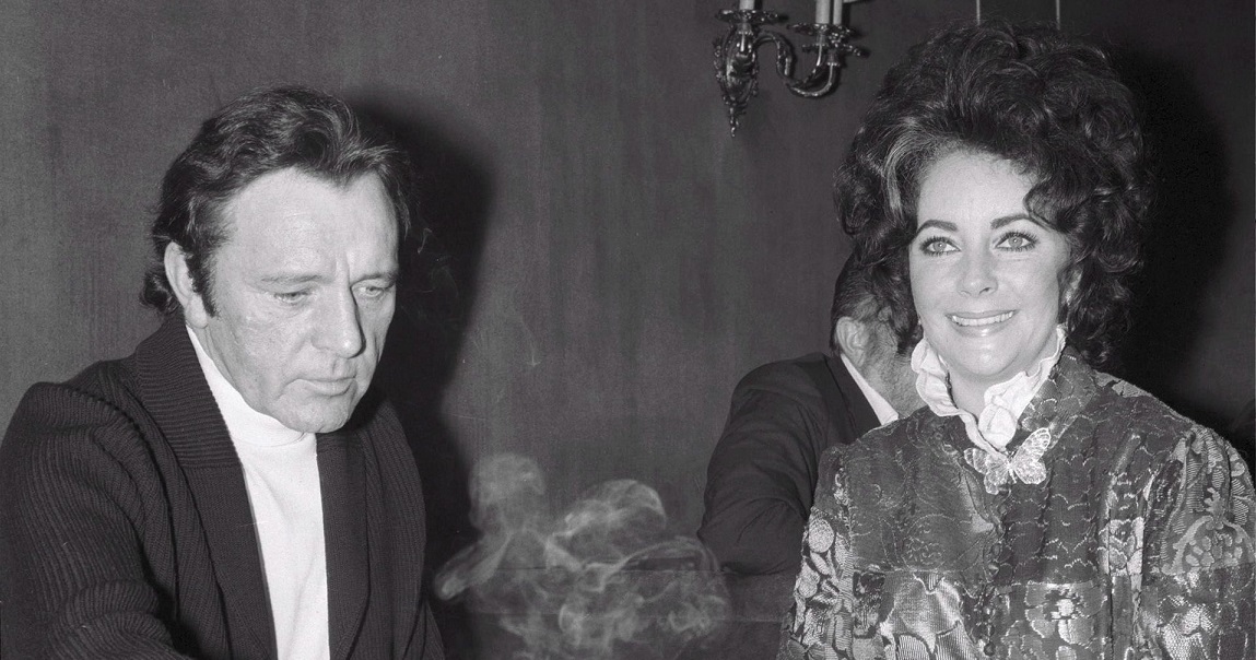 Imagen de archivo de 1972 de la actriz Elizabeth Taylorcon su marido el actor Richard Burton. EFE/Andor Tormai