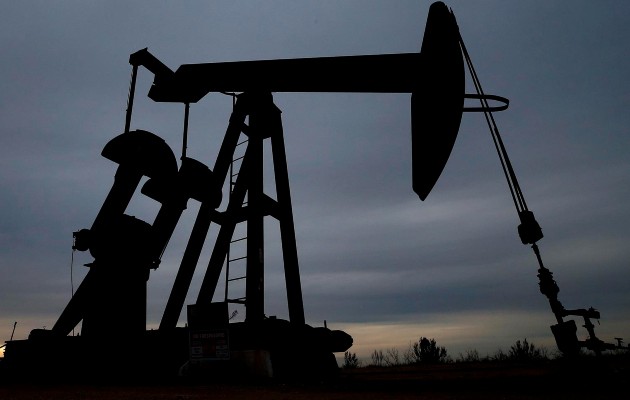 Precio del petróleo intermedio de Texas (WTI) abrió este lunes con una subida del 4.15 %. Foto: EFE