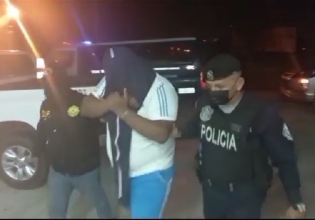 Uno de los detenidos portaba un arma de fuego. Foto: Eric A. Montenegro 