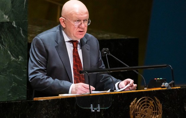 El embajador ruso ante la ONU, Vasili Nebenzia, se dirige a la Asamblea General de la ONU, en la sede de Naciones Unidas, en Nueva York (EE.UU.), este 23 de marzo de 2022. Foto: EFE