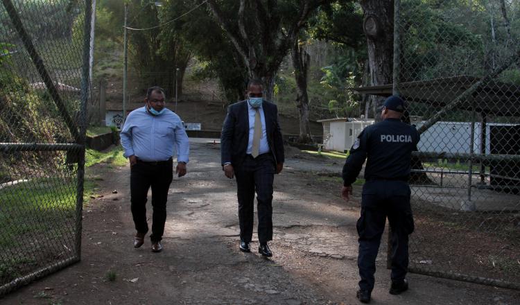 Gilberto Cruz, abogado de Valdés, a su salida del Renacer tras notificarlo de su liberación. Víctor Arosemena.