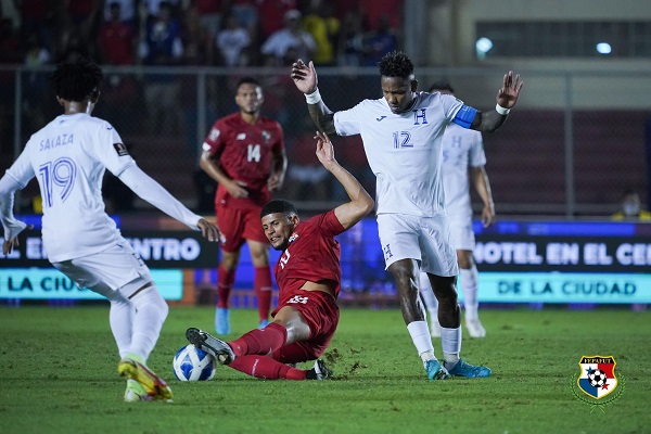 Andrés Andrade y Romell Quioto de Honduras (der.). Foto: Fepafut