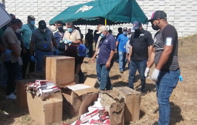 Los cigarrillos de contrabando fueron enviados a un incinerador para su destrucción, en el área de Las Cabras, en el distrito de Pesé. Foto. Thays Domínguez