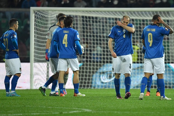 Jugadores de Italia se lamentan de la eliminación del Mundial. Foto: EFE