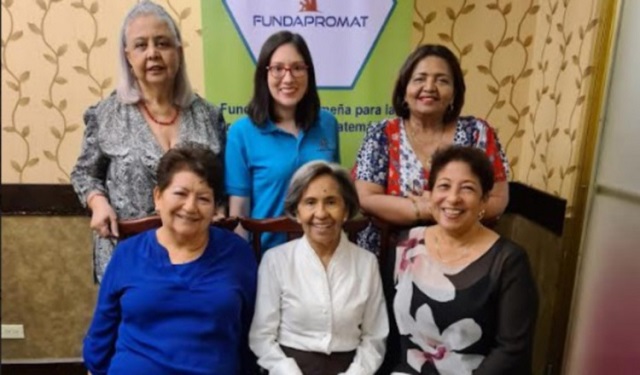 La Dra. Jeanette Shakalli y las homenajeadas. Foto: Cortesía