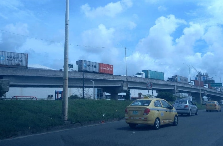 El tranque se produce todos los días por los equipos pesados en la entrada de la ciudad de Colón. Foto. Diomedes Sánchez