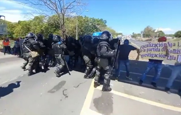 Los antimotines sacaron a los manifestantes que tenían dos horas obstaculizando en tránsito. Foto. Mayra Madrid