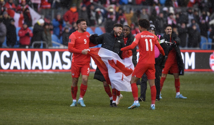 Jugadores de Canadá festejan llegar al Mundial de Catar. Foto: EFE