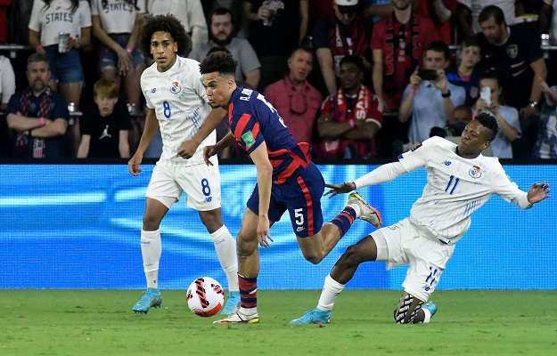 Antonee Robinson (centro) de la selección de Estados Unidos y Victor Medina de la selección de Panamá. Foto:EFE