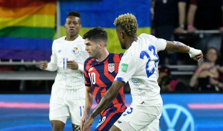 Víctor Medina, Christian Pulisic de Estados Unidos (10) y Víctor Medina. Foto: EFE