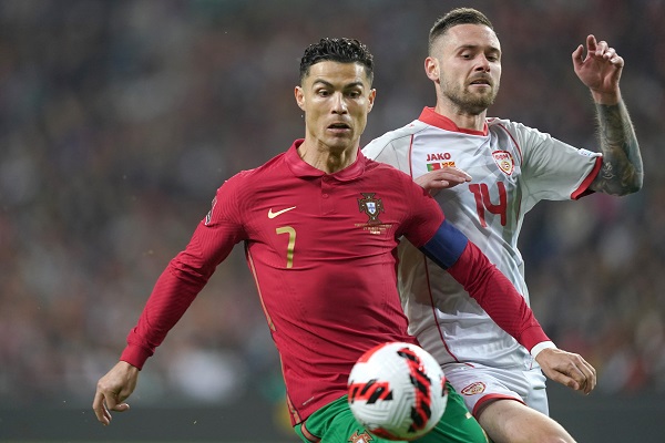 Cristiano Ronaldo (7) de Portugal y Darko Velkoski de Macedonia del Norte. Foto:EFE