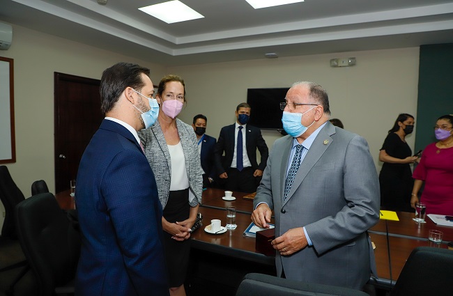 El ministro Martínez junto a representantes de la cámara baja de California. Foto: Cortesía Mici