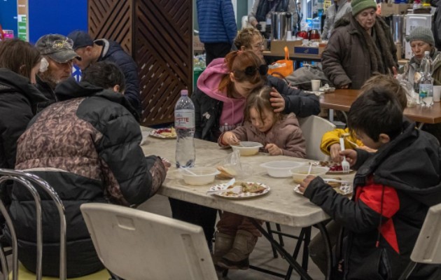 Ucranianos llegados desde Mariupol y Melitopol, en un punto de acogida para desplazados civiles en Zaporiyia. Foto: EFE