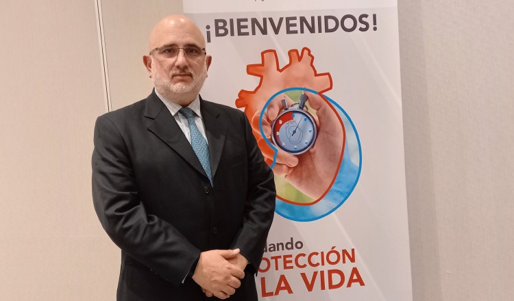 Ricardo Correa es médico cirujano de la Facultad de Medicina de la UNAM y ha obtenido múltiples reconocimientos a nivel internacional. Foto: Karol Lara