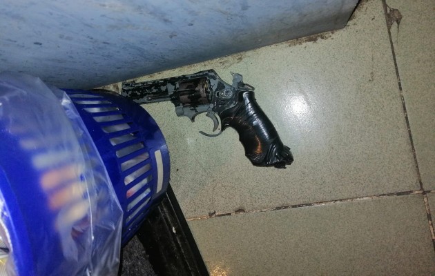 Las autoridades recuperaron un arma de fuego, un cuchillo y las pertenencias delas víctimas. Foto. Cortesía Proteger y Servir Las autoridades recuperaron un arma de fuego, un cuchillo y las pertenencias delas víctimas. Foto. Cortesía Proteger y Servir