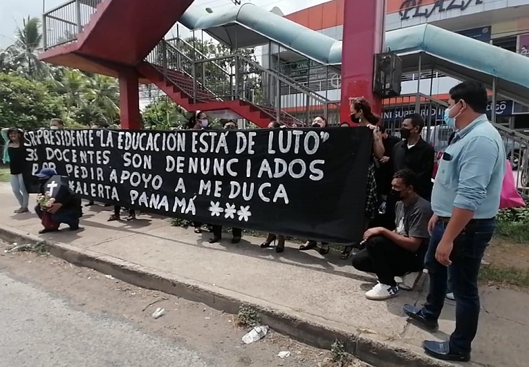 Los docentes acudieron vestidos de negro ante el Ministerio Público en Arraiján. Foto: Eric A. Montenegro