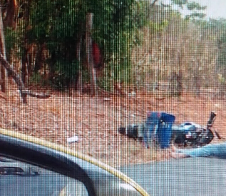 El cuerpo se encontraba a orilla de la calle, a un costado de su moto. Foto: Thays Domínguez