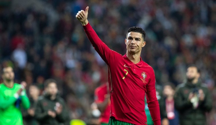 3-.   Ronaldo  figura de la selección de Portugal, se jugaría su último Mundial.