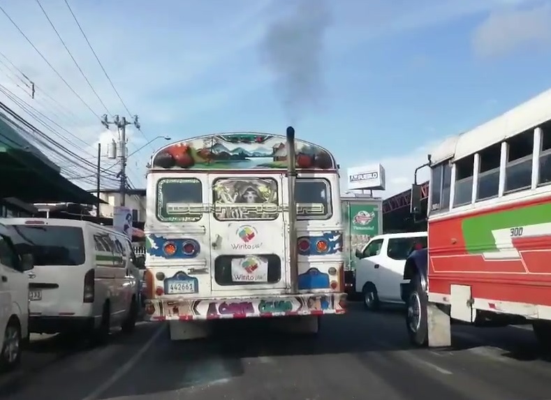 Los transportistas sostienen que los aumentos del combustible los tienen asfixiados. Foto: Eric A. Montenegro