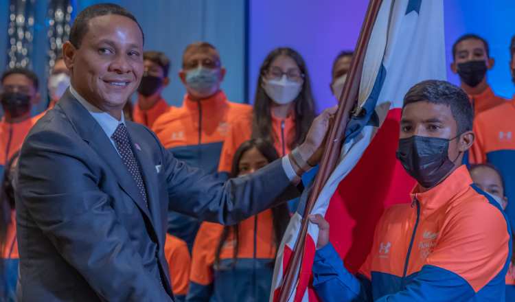 Samir Marciaga de lucha recibe el emblema patrio de Héctor Brands director de Pandeportes. Foto: Pandeportes