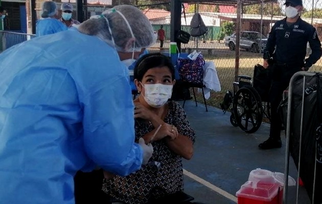 Uns 885 reportes sospechosos asociados a la vacunación contra la covid-19. Foto: Cortesía Minsa