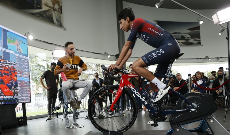 Egan Bernal volvió a subir en una bicicleta. Foto:EFE