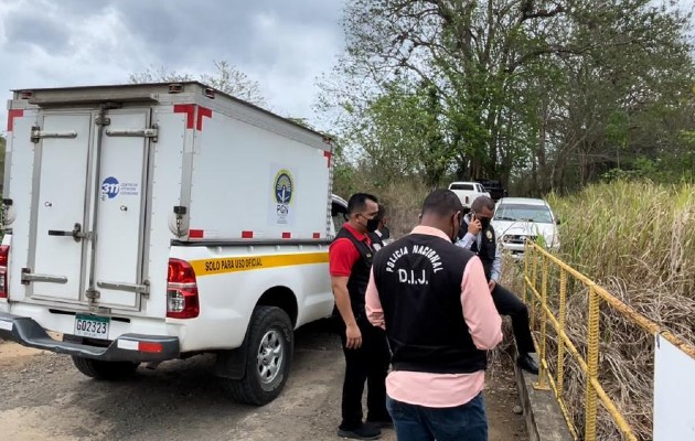 Cerca de una quebrada donde fue ubicado el cuerpo se encontró un teléfono celular que no se descarta, sea propiedad de la víctima. Foto. Mayra Madrid