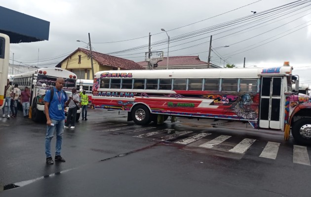 Los transportistas paralizaron sus labores desde las 7:00 a.m. hasta las 11:00 a.m., perjudicando a una gran cantidad de usuarios que se encontraban desde tempranas horas en las paradas del área de la Transístmica. Foto. Diomedes Sánchez