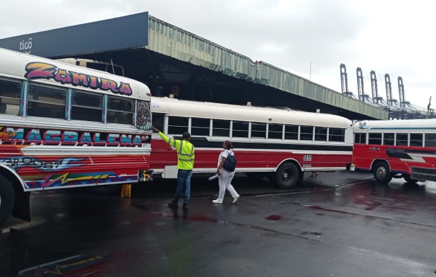 Ante la paralización del transporte en la costa atlántica, algunos usuarios tomaron algunas medidas para llegar a tiempo a sus puestos de trabajo. Foto. Diomedes Sánchez