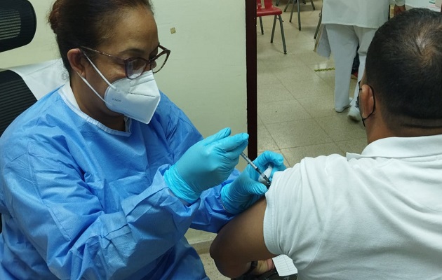 El esquema completo de vacunación consta de tres dosis en Panamá. Foto: CSS