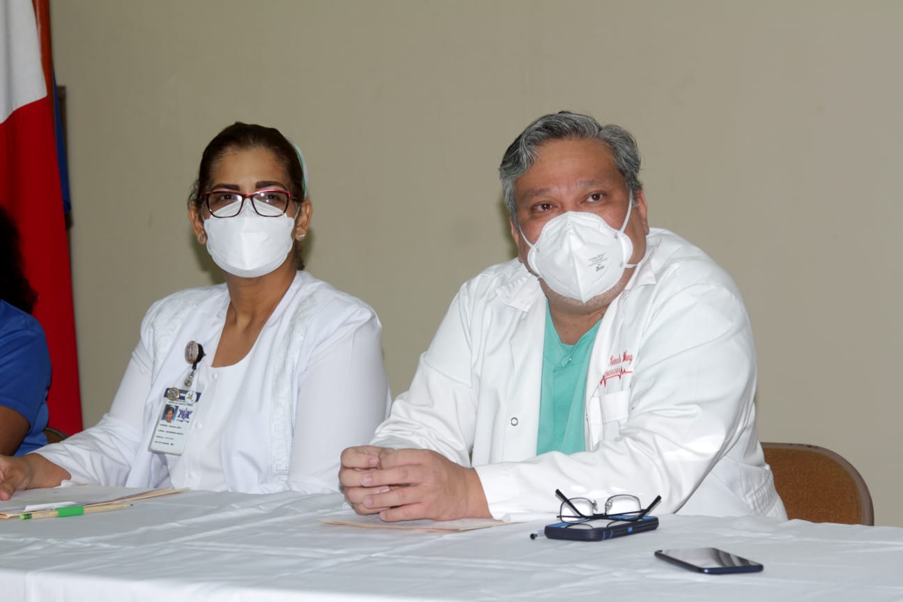 El cardíologo Juan Marcelo Wong realizó el pronunciamiento de los funcionarios de salud. Foto: Víctor Arosemena