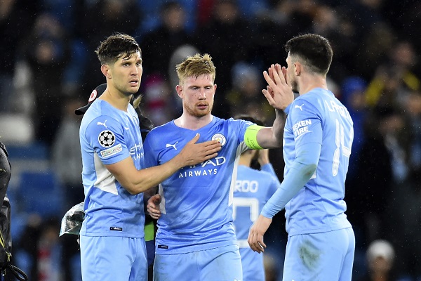 Kevin De Bruyne del Manchester City (cent.) festeja su gol. Foto:EFE