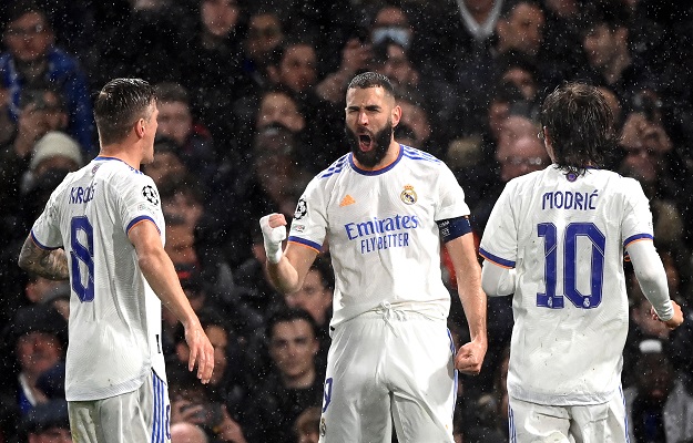 Karim Benzema (cent.) festeja uno de sus goles ante Chelsea. Foto:EFE