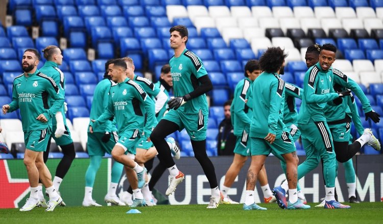 Jugadores del Real Madrid entrenan con miras a su partido contra Chelsea. Foto:EFE