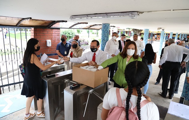 El rector Eduardo Flores instó a los estudiantes a aprovechar el semestre. Foto: UP