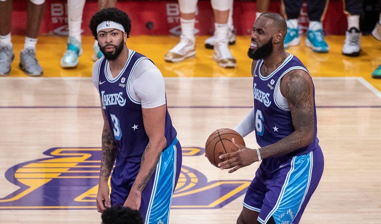 Anthony Davis y LeBron James de los Lakers. Foto:EFE