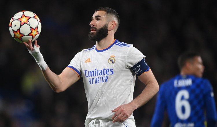 Karim Benzema anotó los tres goles del Real Madrid contra Chelsea de Inglaterra. Foto:EFE