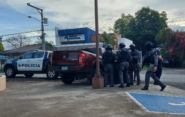 La Policía Nacional mantiene rodeado el sitio para que unidades de Fuerzas Especiales ingresen a la entidad bancaria, ya que no se descarta que los sujetos puedan estar dentro.